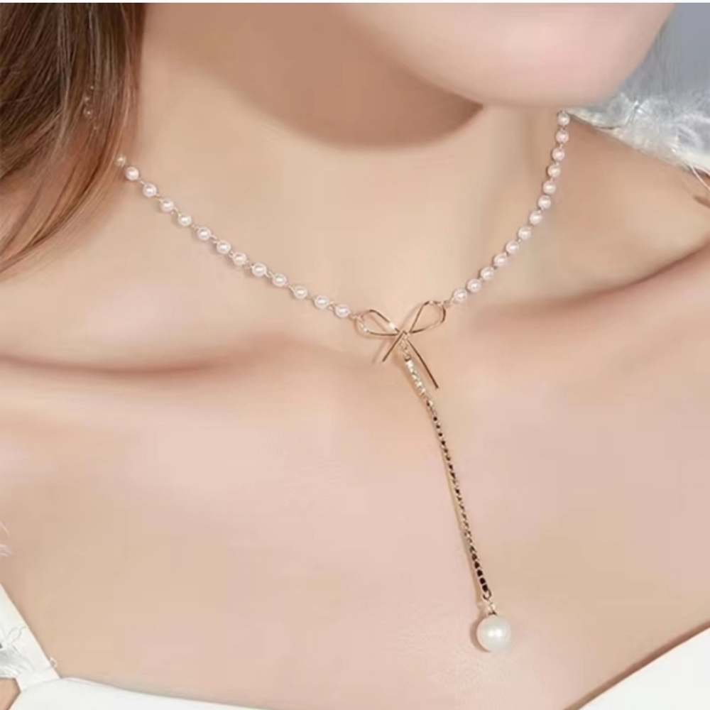 Elegant Pearl and Gold Bow Necklace